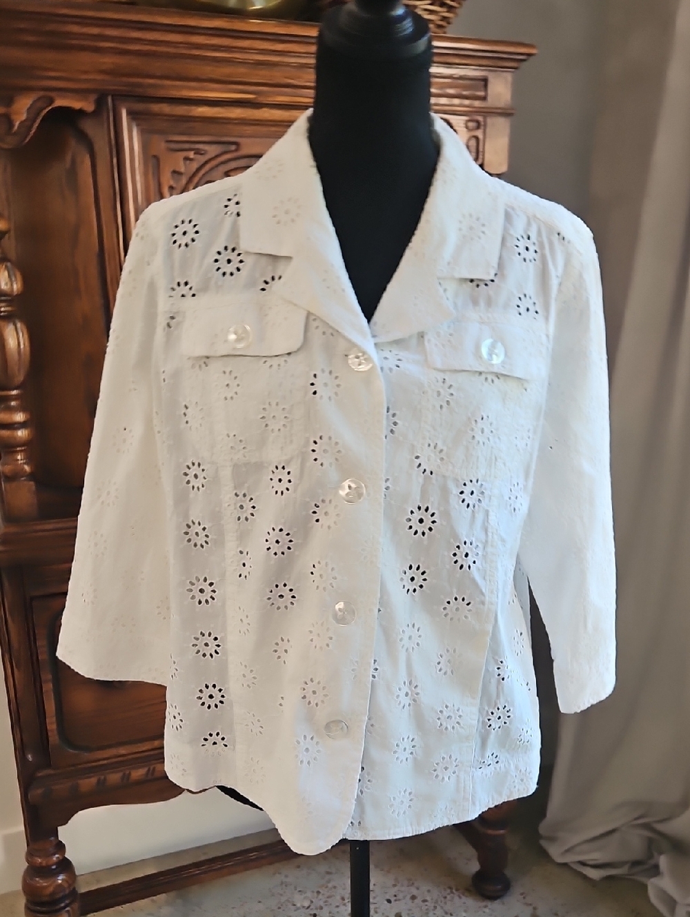 TanJay White Eyelet Button-Front Blouse. Size 12